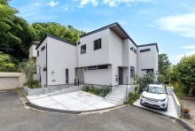 ナチュラルで温かみある塗り壁は、サッシの黒がアクセントになりシックな外観に