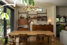 ダイニングの背面には、ヴィンテージ家具をリメイクしたウォールシェルフ