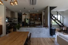 中庭を臨みながら料理が愉しめるカフェのオープンキッチンのような空間