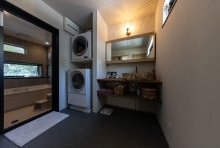 化石化した樹のボールとヴィンテージ照明がワンランク上の雰囲気にしてくれる洗面