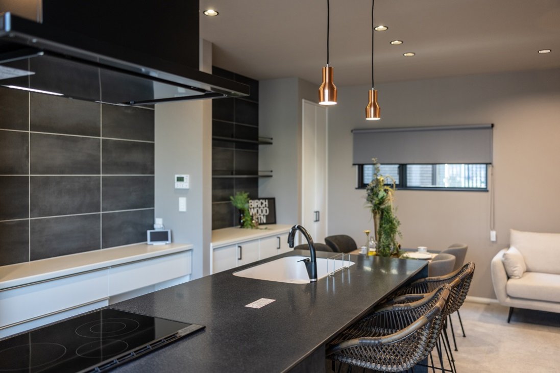 ブラックストーンの人造大理石がクールなフルフラットのワークトップ