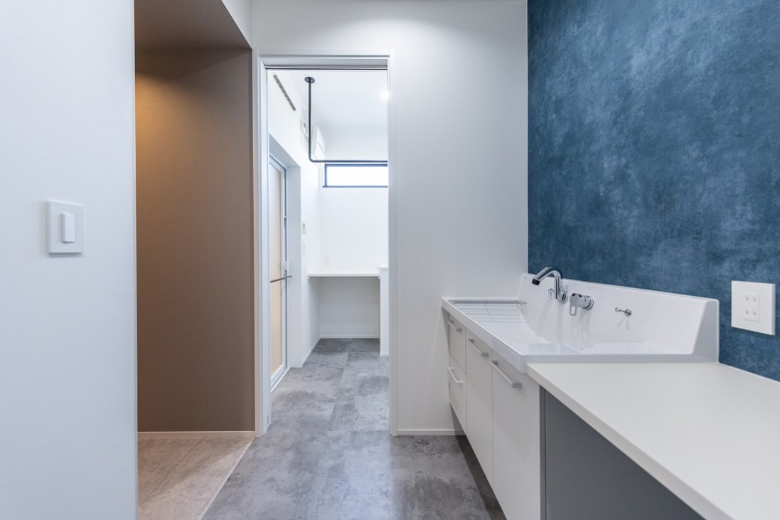 陽の光を取り込んだランドリールームと洗面は爽やかな印象にコーディネート