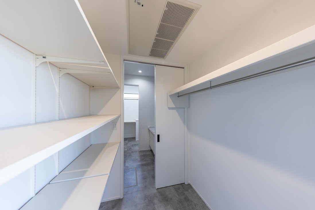 洗面からもLDKからもアクセスできるウォークスルーのFCL