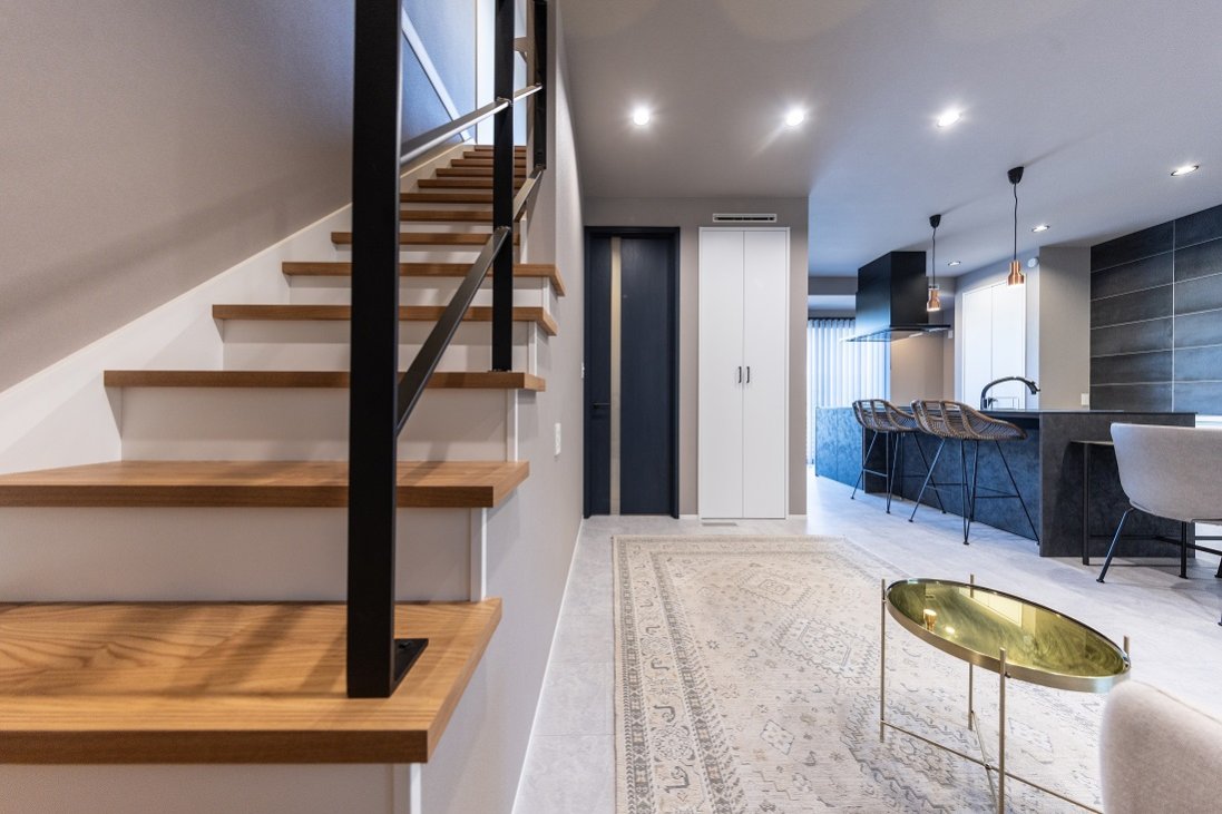 アイアンの手摺りが2階への抜け感とリビングの開放感を演出