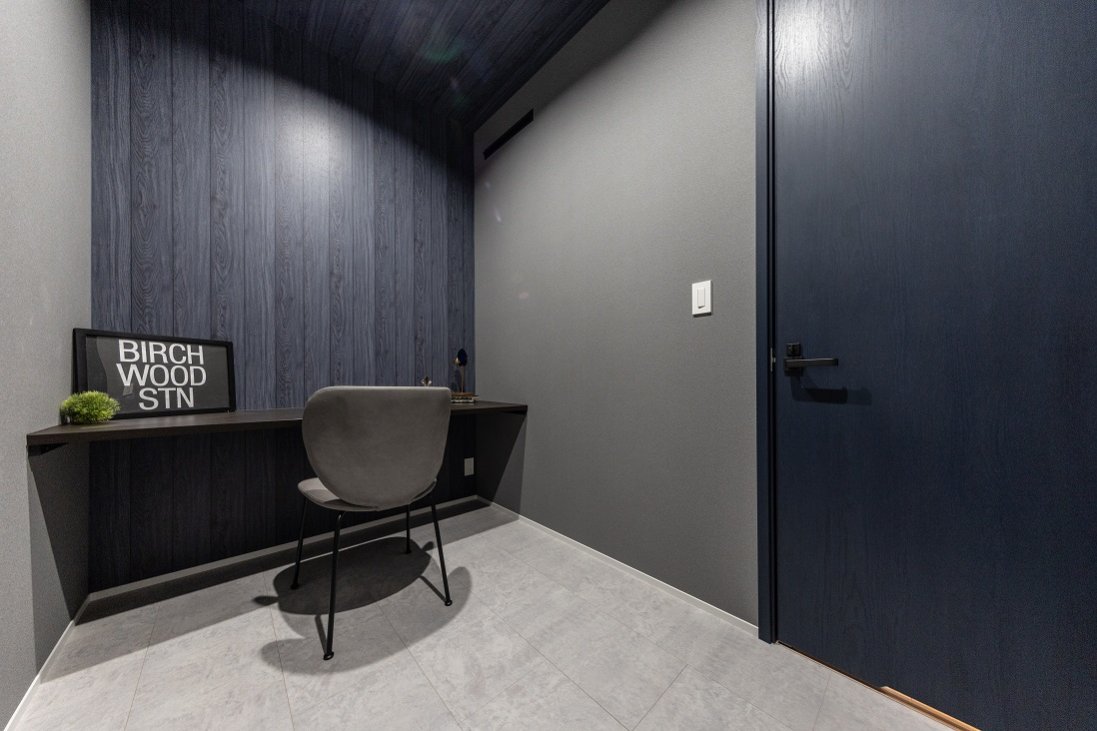 グレーをベースにネイビーをアクセントとした落ち着きのあるスタディースペース