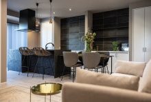 天井高2.7Mを活かし大判のタイルが重厚感を放つスタイリッシュなキッチン