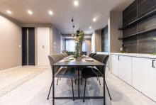 キッチン背面には、収納力豊かな見せる収納と隠す収納が装備されている