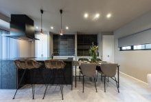 ダイニングテーブルを横並びにしたアイランドキッチンは見た目も回遊性も◎