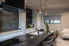 ブラックストーンの人造大理石がクールなフルフラットのワークトップ