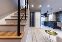  アイアンの手摺りが２階への抜け感とリビングの開放感を演出