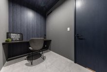 グレーをベースにネイビーをアクセントとした落ち着きのあるスタディースペース