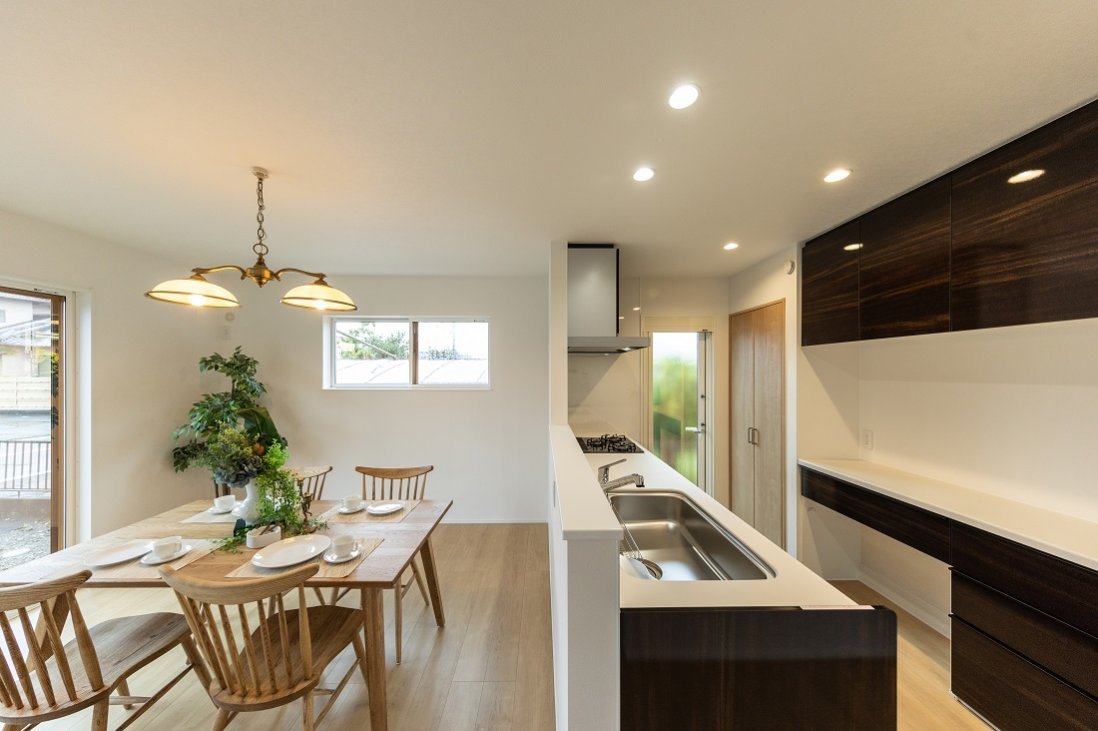 マーブルブラウンのカップボードはキッチンをシックな印象に演出