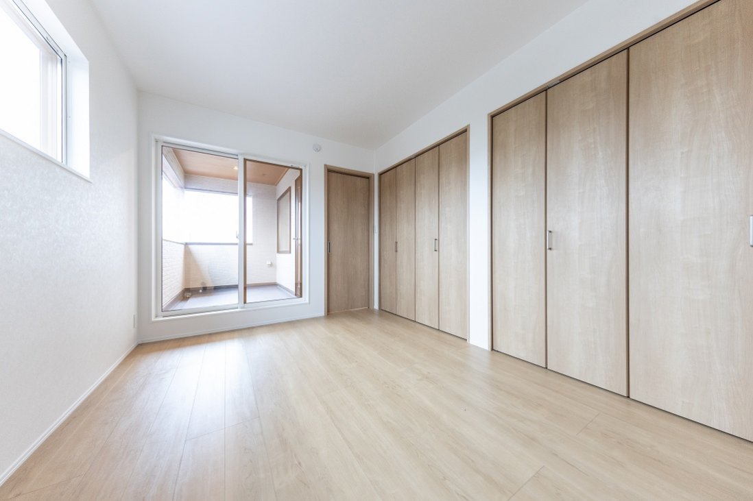 収納力が抜群のクローゼットを２つ備えたマスターベッドルーム