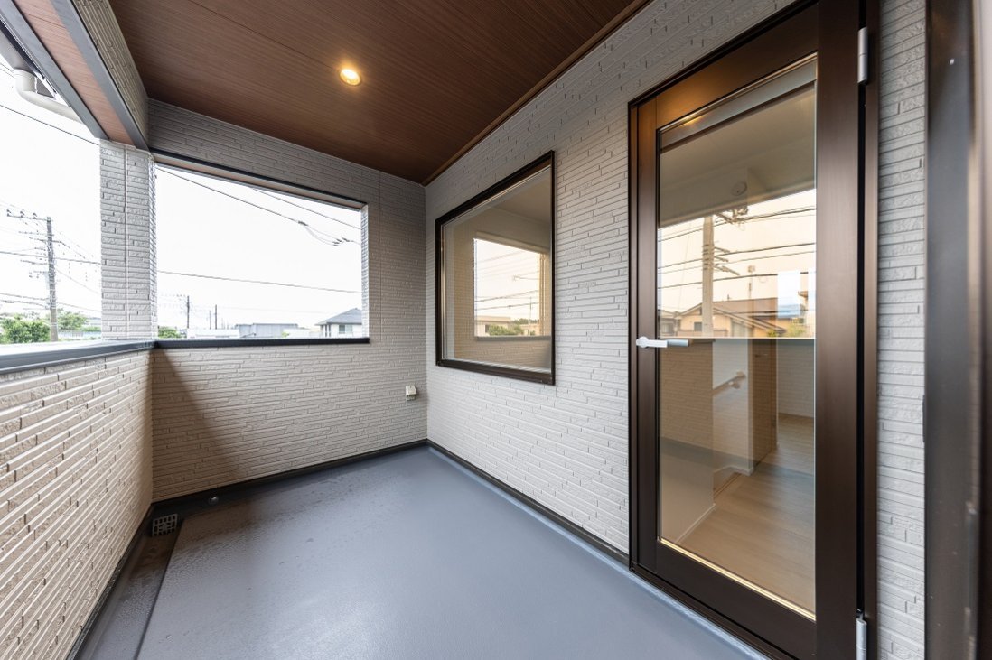 半屋外となるインナーバルコニーは風を感じられる心地よい空間
