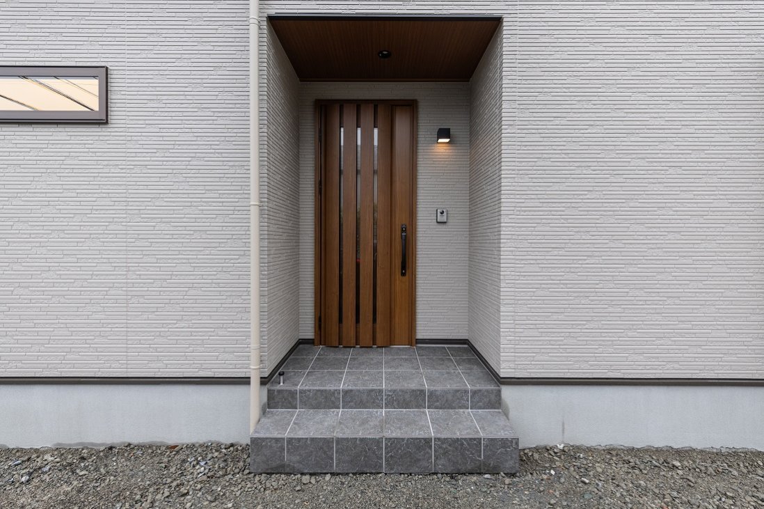 スタイリッシュにセットバックした玄関は、雨の時も安心