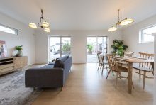 白×ベージュを基調としたLDKは暖かい日差しが包み込んでくれる