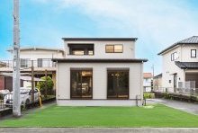 将来的に1階だけでの暮らし方も叶える1.5階の装いをもつ外観