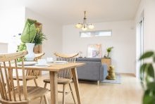 テーブルとチェアの木目がアクセントのダイニングが暖かい空間