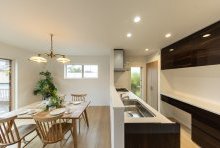 マーブルブラウンのカップボードはキッチンをシックな印象に演出