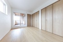 収納力が抜群のクローゼットを２つ備えたマスターベッドルーム