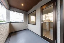 半屋外となるインナーバルコニーは風を感じられる心地よい空間