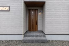 スタイリッシュにセットバックした玄関は、雨の時も安心