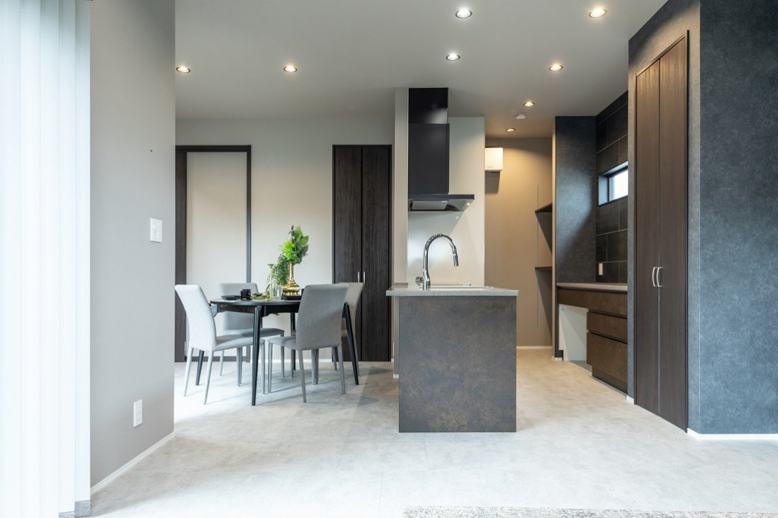 ブラックウォルナットがアクセントとなる落ち着きあるキッチン