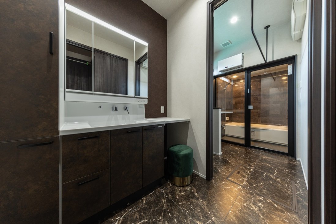 ダークトーンで大人っぽい統一感を持たせたバスルーム＆洗面