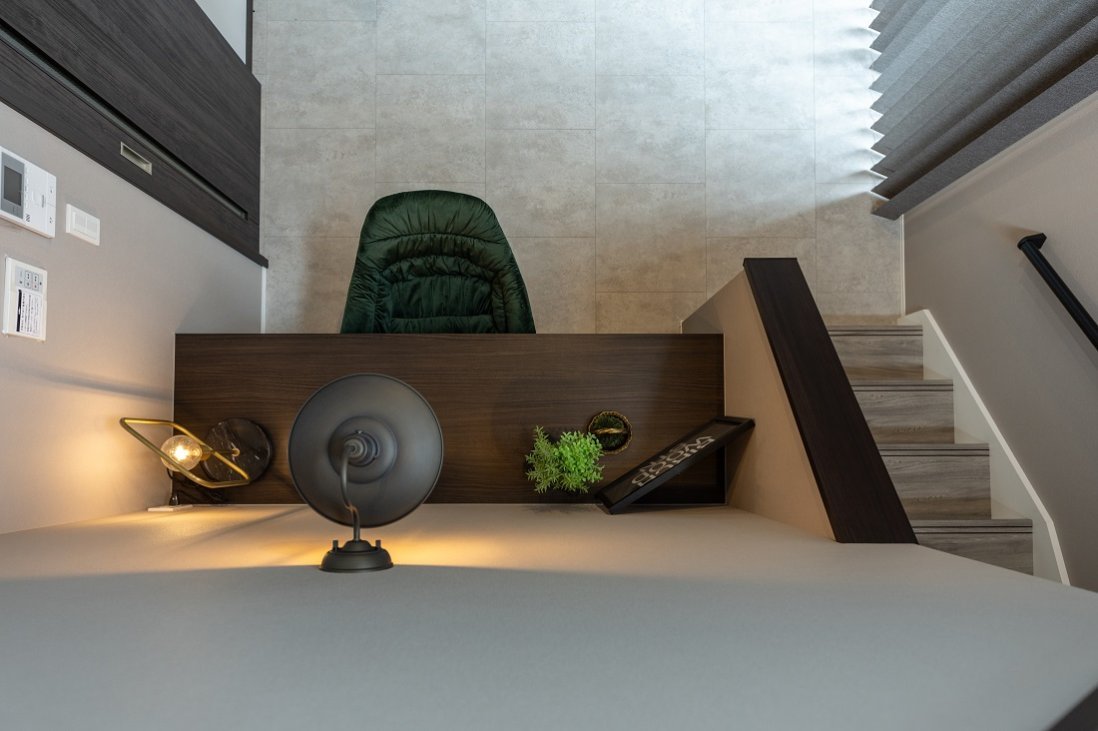 吹抜けの下に位置するデスクコーナーは見た目の良いインテリア