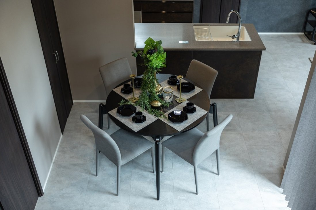 ダイニングセットもインテリアとコーディネートすると纏まりある空間に