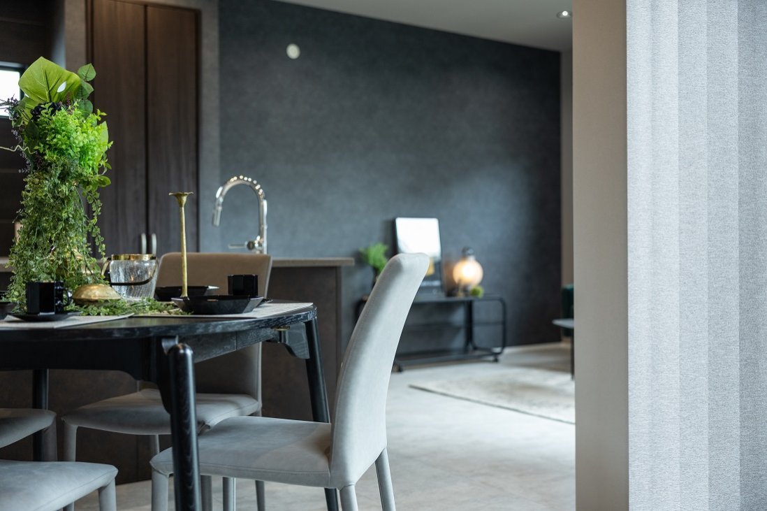 空間の凹凸に陰影を感じる壁紙の配色が奥行を広く演出してくれる