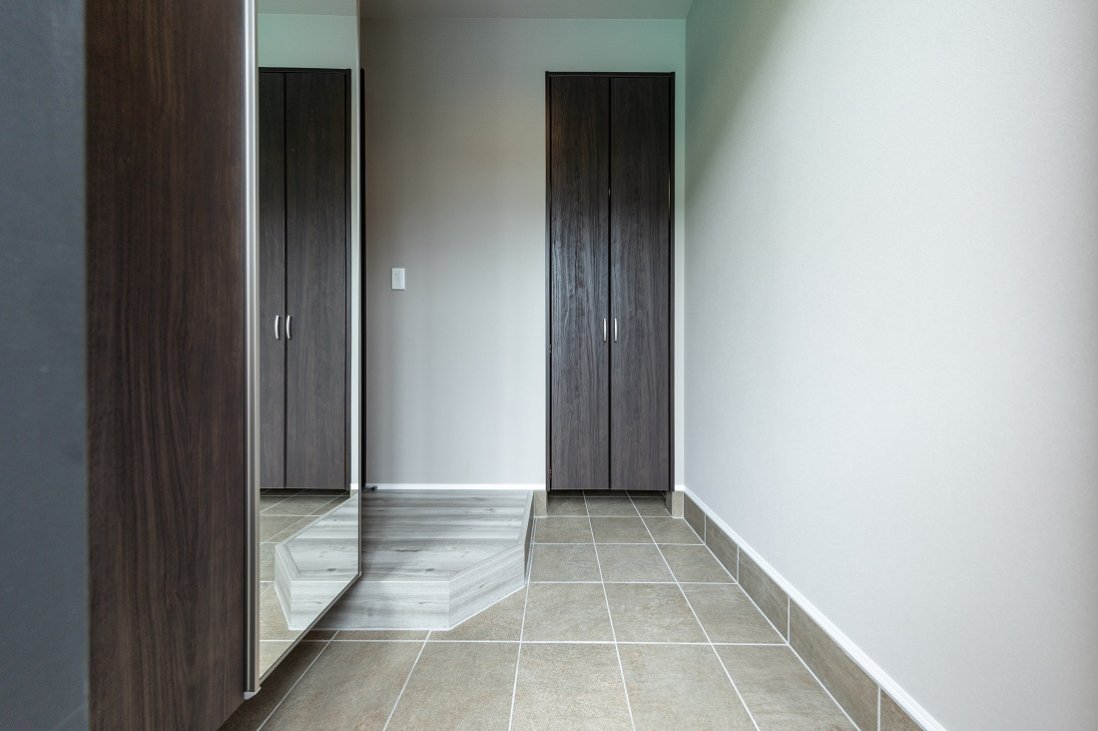 エントランスには、スタイリッシュなドアの収納力豊かなSCLが備わる