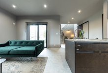 床と壁をグレイッシュにコーディネートしたシックなKDL