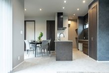 ブラックウォルナットがアクセントとなる落ち着きあるキッチン