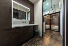 ダークトーンで大人っぽい統一感を持たせたバスルーム＆洗面