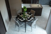 ダイニングセットもインテリアとコーディネートすると纏まりある空間に