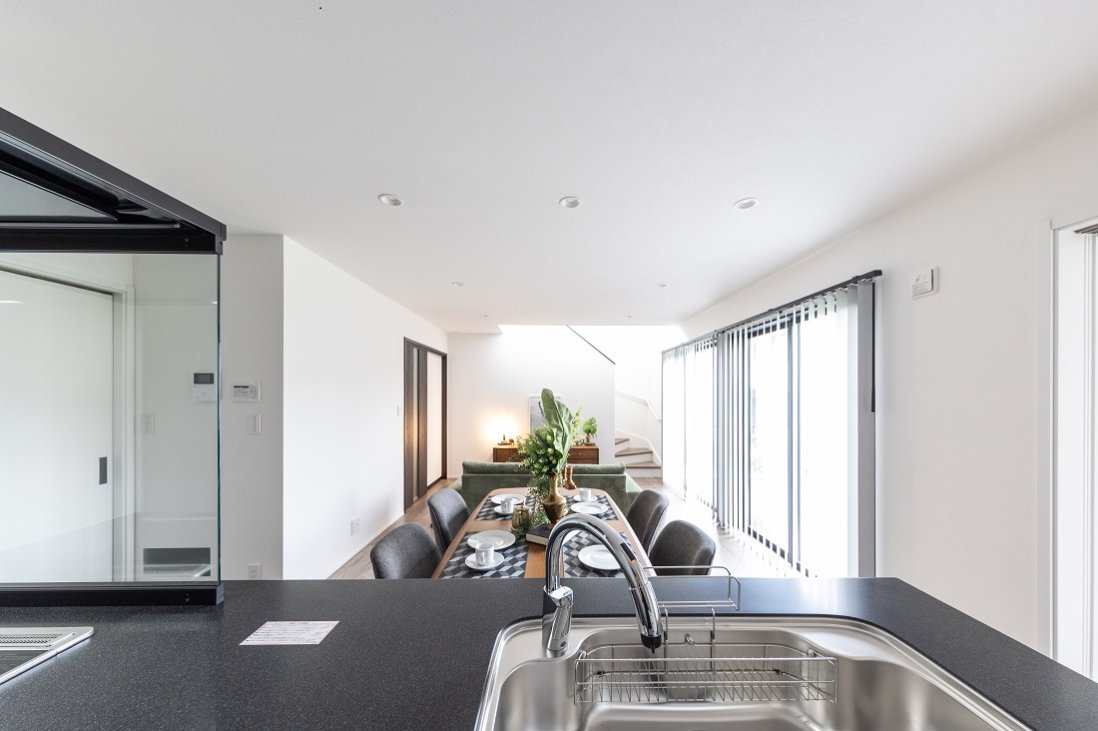 部屋中が広く感じ見渡しやすく、一体感のある縦型のLDK