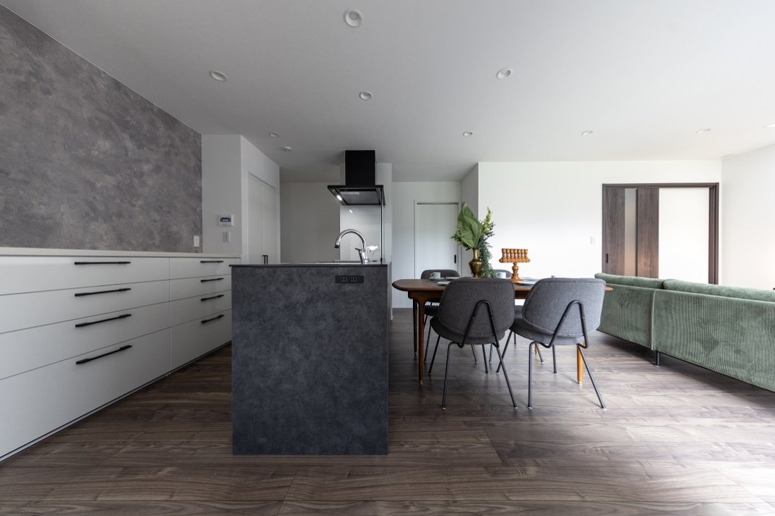 トーンの異なるグレーで統一感を持たせたダイニングキッチン