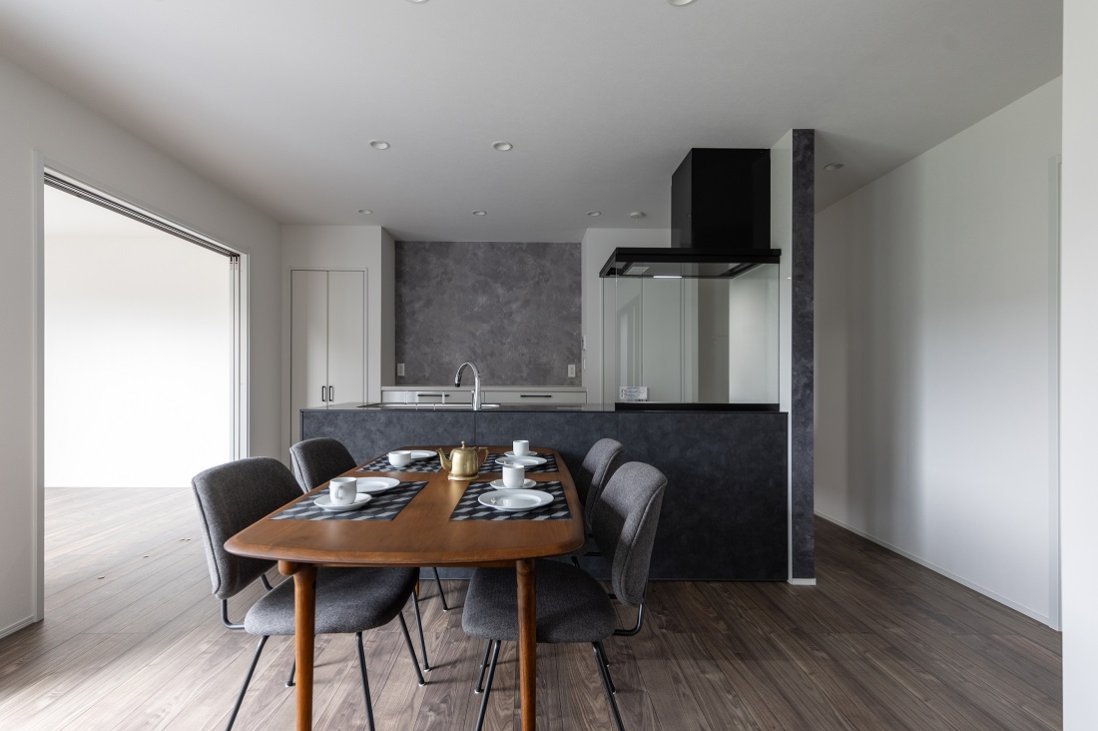 ペニンシュラ型でもぐるっと周れる回遊性を設けたキッチン