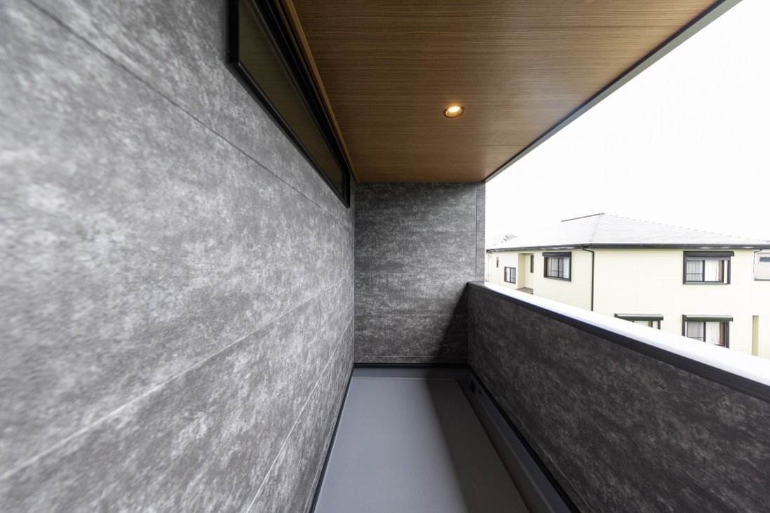屋根に守られつつ、光や風を直接感じることができるインナーバルコニー