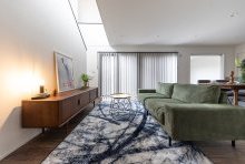 ２階から１階へと柔らかい陽をそそぐ吹抜け階段のあるリビング