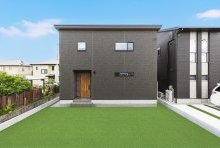 シックな印象を与えるブラックの外観にマキアートパインの扉が印象的