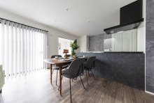 トラディッショナルなダイニングテーブルが存在感を増す空間