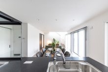 部屋中が広く感じ見渡しやすく、一体感のある縦型のLDK