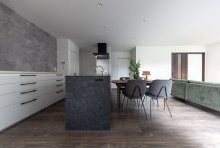 トーンの異なるグレーで統一感を持たせたダイニングキッチン