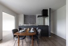 ペニンシュラ型でもぐるっと周れる回遊性を設けたキッチン