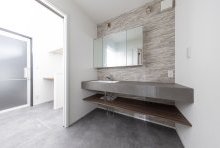 ロングカウンターがゆとりをもたらすホテルライクな装いの造作洗面