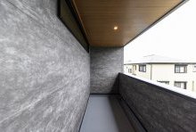 屋根に守られつつ、光や風を直接感じることができるインナーバルコニー