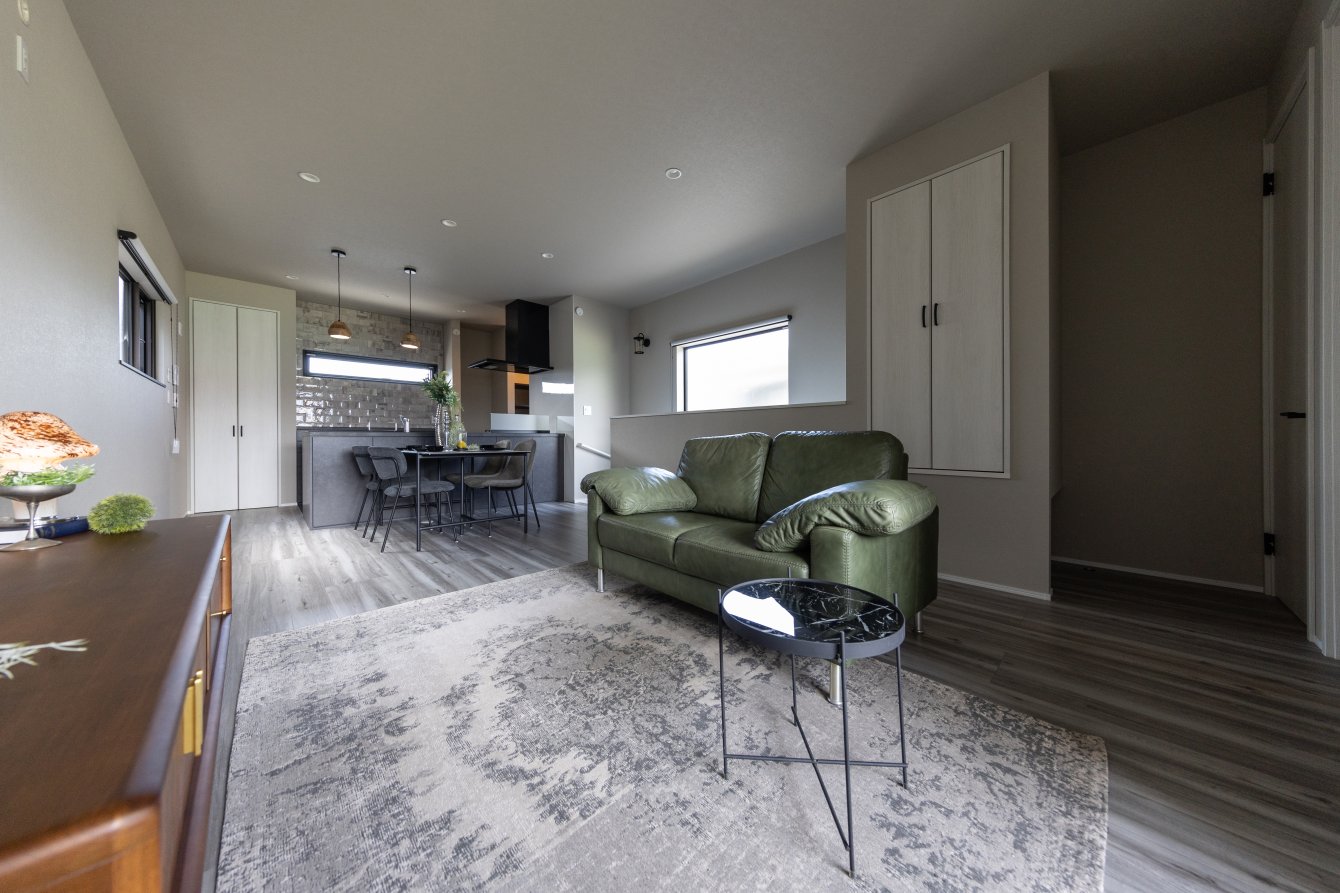 【住宅が密集する狭小地で叶えた2階リビングの家】