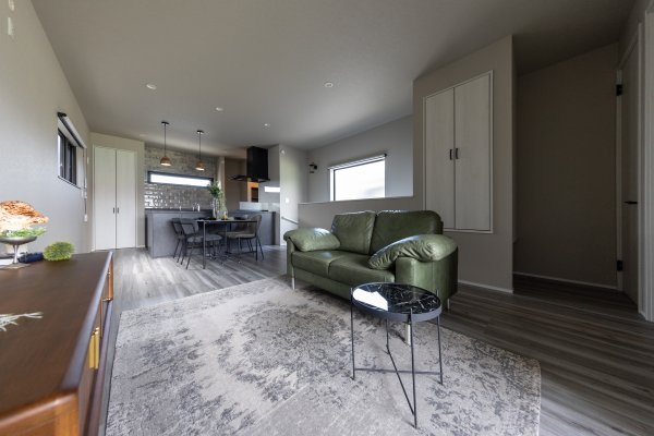 【住宅が密集する狭小地で叶えた2階リビングの家】